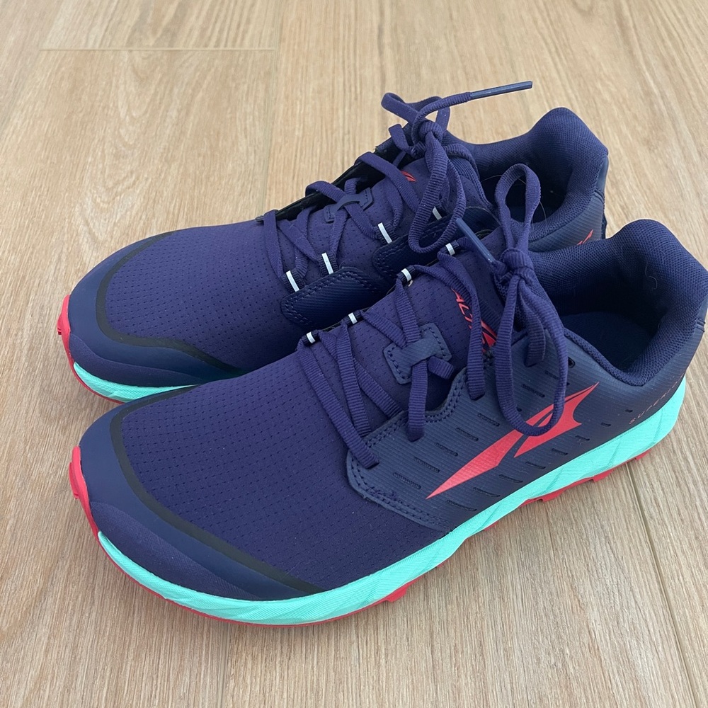 NWOT 9.5 Women’s Altra Superior 5 trail running shoes